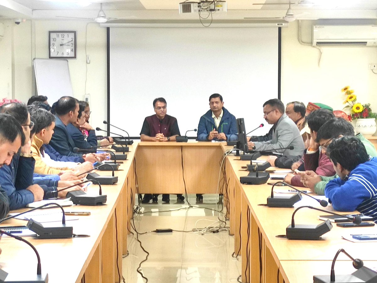 Addressed the officers of UP Census Directorate @DCO_UP, demonstrating powers of LLM models (chatGPT/Bard), importance of data visualisations and what we at @FLAMEUniversity are doing with MH district data analysis. Such an enriching conversation! @KamalRitul