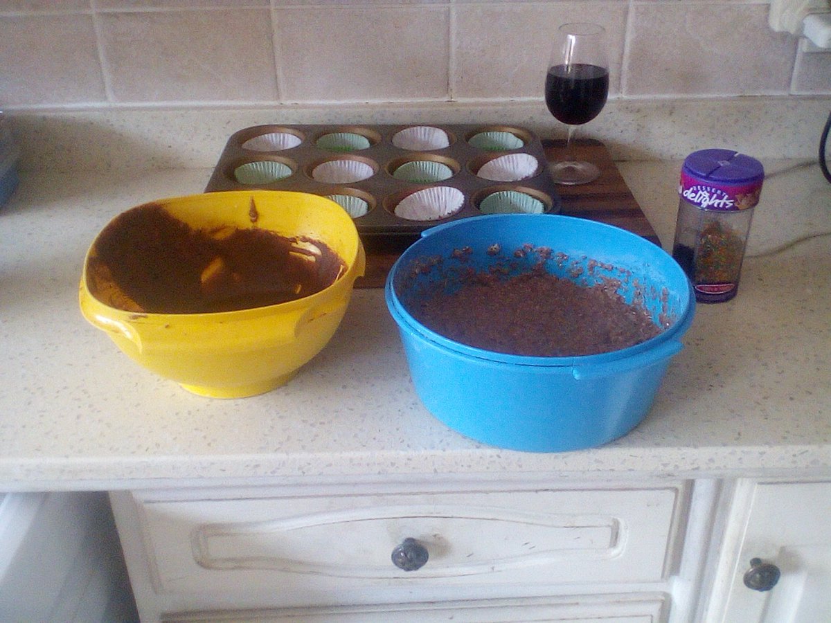 BowesJody's tweet image. About Saturday or New Years Eve Eve 😂

Two opposite ends of my scale 
#NewYearsHonours #NewYearsEve 
#GreaseMonkey #Baking #Foodie 
#Love #Faith #Wine