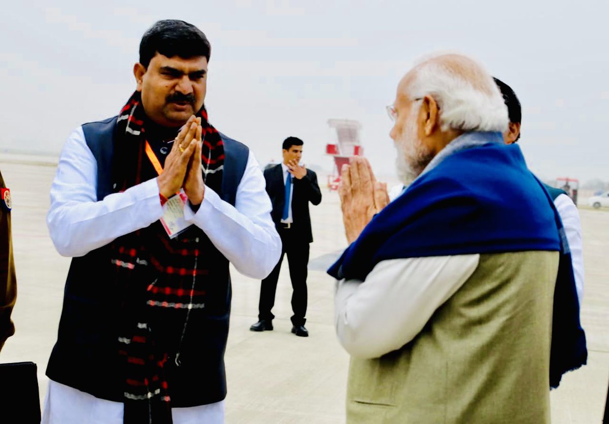 आज सुबह प्रभु श्रीराम की जन्मभूमि अयोध्या में महर्षि वाल्मीकि अंतरराष्ट्रीय हवाई अड्डे पर देश के यशस्वी प्रधानमंत्री आदरणीय श्री <a href="/narendramodi/">Narendra Modi</a> जी का स्वागत किया I