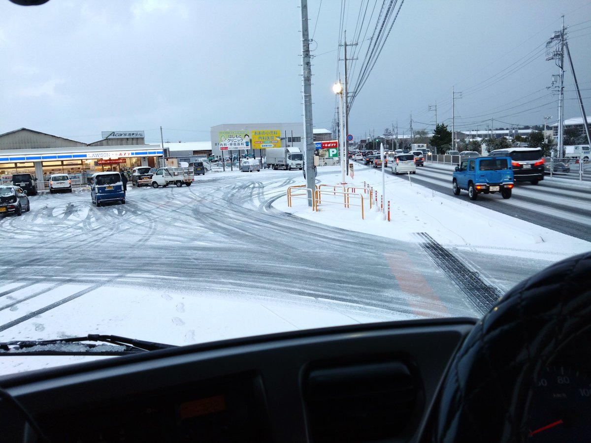 tanabe6556's tweet photo. 12月21日の夕方に大雪予報が出ているのにも関わらず
米子に納品に行かせ、
ノーマルタイヤでチェーンも無く
無理をしないように頑張って行ってと抜かしくさった
たつの市の勝栄通商の人間はアホです https://t.co/1kCUw8vYYl
