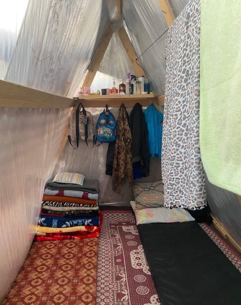 Randh_01's tweet photo. إمي بتضل تحكي المرتّب مرتّب حتى لو ساكن بخيمة..

انا بس لما شفت خِيَم غرْة عرفت قصدها..
🫶🏻🫶🏻 https://t.co/eVroia1SpO