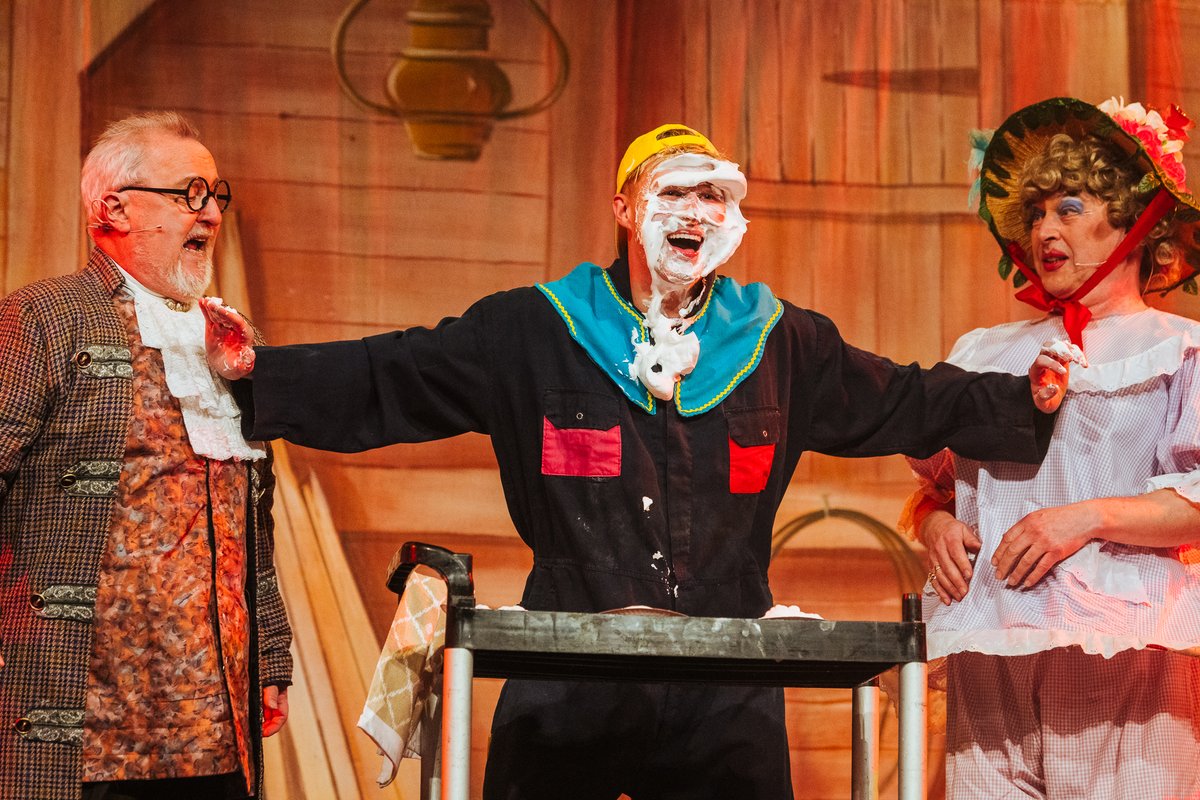 🥧 Muddles is always getting pied off at Christmas...

🎟️ Book for Beauty and the Beast here orlo.uk/AD8ZH