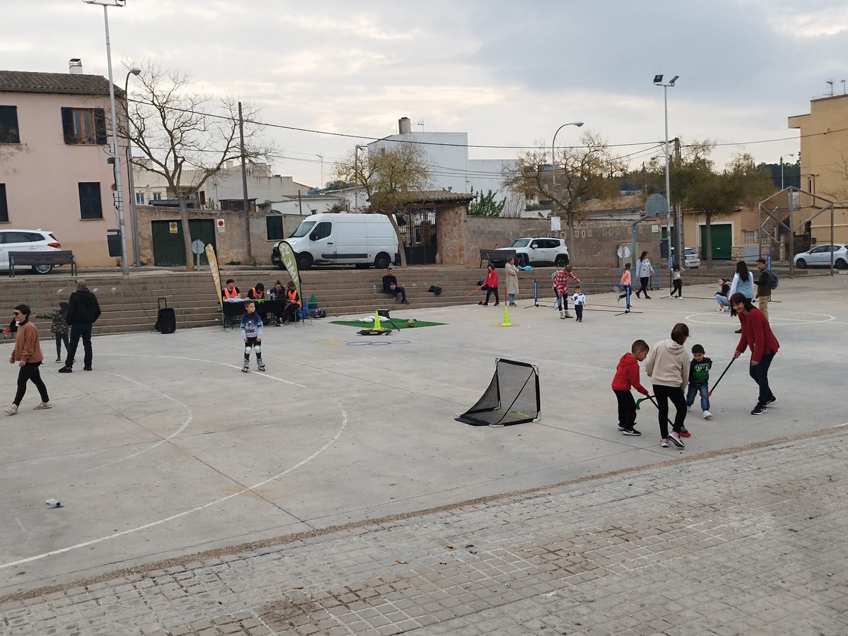 🤗 Hoy se han celebrado las últimas Barridiades del año, en este caso 📍 en la plaça Josep Guasp de s'Aranjassa. 🏒 Deporte y diversión para niños y niñas de a partir de 3 años.👏 Despedimos el año con esta actividad para los más pequeños!
