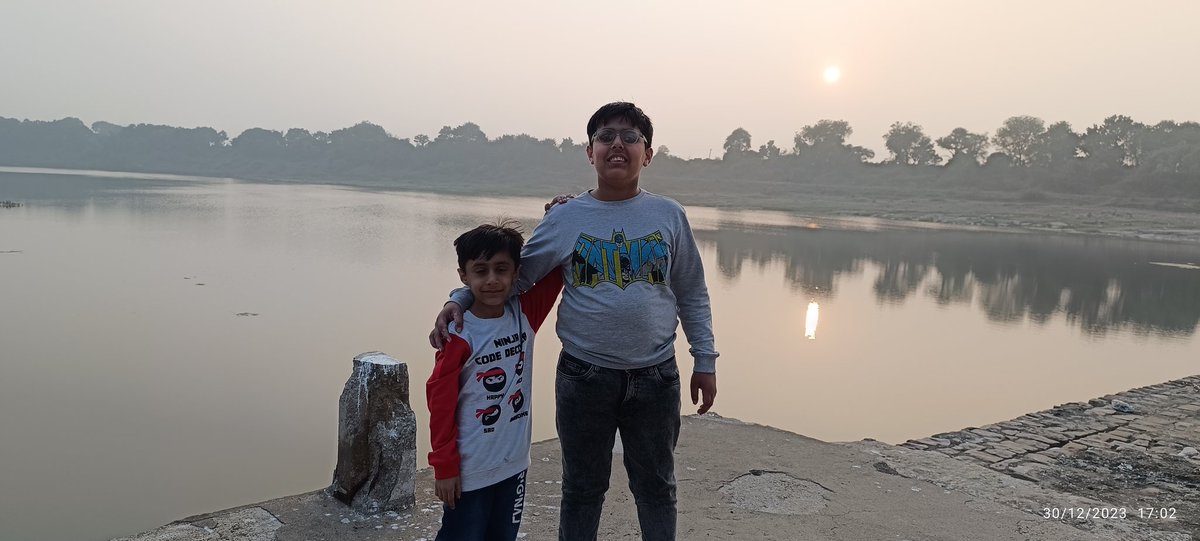 Shadab524's tweet photo. झालावाड़: कालीसिंध नदी का किनारा और डूबता सूरज
बच्चों की मस्ती, नदी में पत्थर फैंकने से पानी के हिलोरे उठने से खुश होना
उड़ने दो परिंदों को अभी शोख़ हवा में
फिर लौट के बचपन के ज़माने नहीं आते
- बशीर बद्र
#wintervaccation https://t.co/sPPsGvdnju