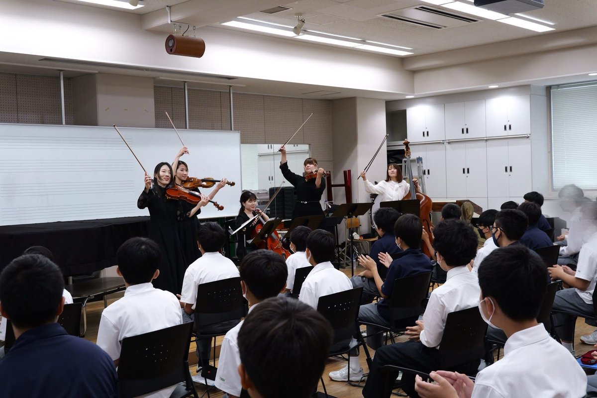 皆さまこんばんは🦉🌙
少し時差投稿ですが、芝学園での教室コンサート風景をお届けします✨️

1コマ50分のコンサートを21クラス！
様々な工夫を凝らして授業としてのコンサートを組み立てました📚✍🏻

熱心な生徒さんたちを通して、私達も奏者としての新たな在り方に出会えた気がしました😌💫