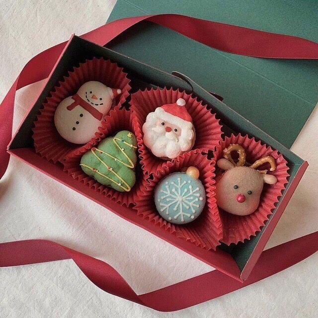 Aroma manis menguar dari sebuah kotak di atas meja yang ditujukan pada @louyacng. 

“Kue manis untuk menemani hari yang indah. Selamat natal dan tahun baru!”