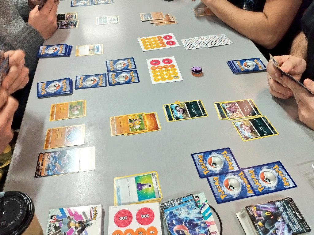 Més de 40 jugadors a les jornades d'aprenentatge a <a href="/inGenioBCN/">inGenio</a> Espectacular i ple total per aprendre a jugar Pokémon TCG!