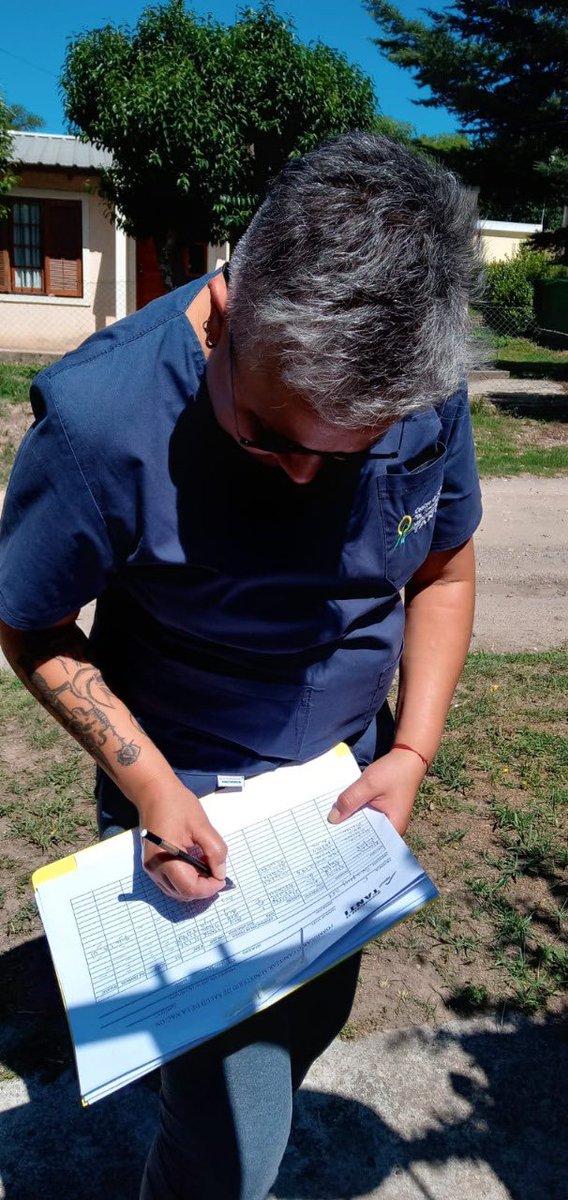 Emipaintendente's tweet photo. Hemos comenzado con un trabajo en terreno denominado RELEVAMIENTO EN SALUD FAMILIAR, con agentes sanitarios que entrevistan a cada vecino para conocer la población a cargo, planificar,mejorar las acciones necesarias en salud que contribuyan a mejorar la calidad de vida de Tanti. https://t.co/9TpyC3mlTg