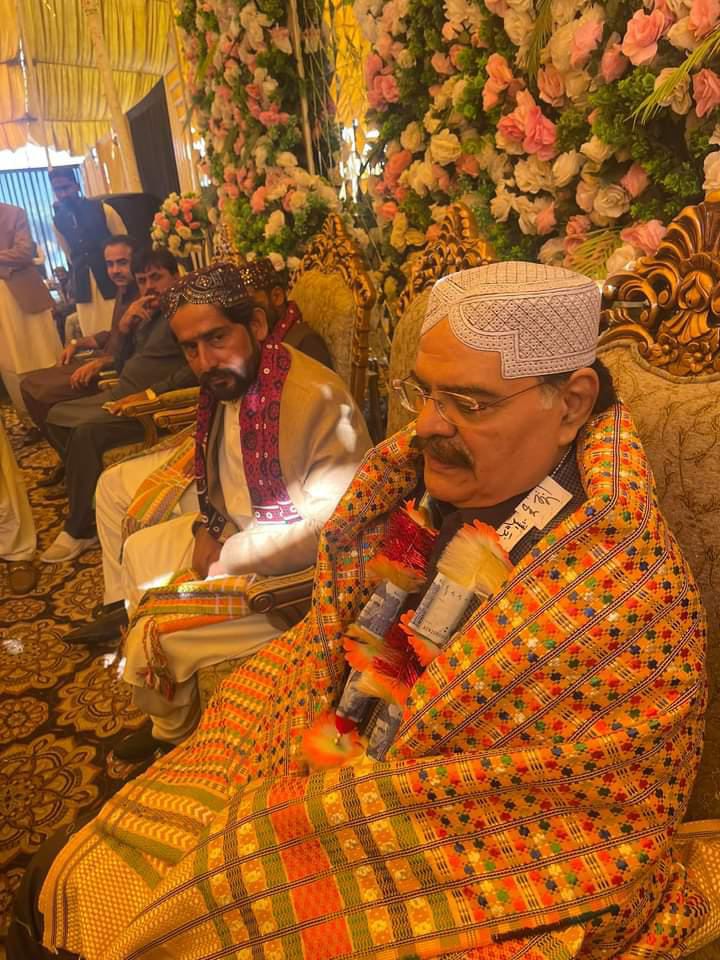 AdvocateUmrani's tweet photo. سروري جماعت جي روحاني پيشوا عاليجناب قبلا مخدوم جميل الزمان سائين جن گلشير ابڙيجو جي پٽن جي دعوت ۾ شرڪت ڪئي. https://t.co/wZgKaOdA0j