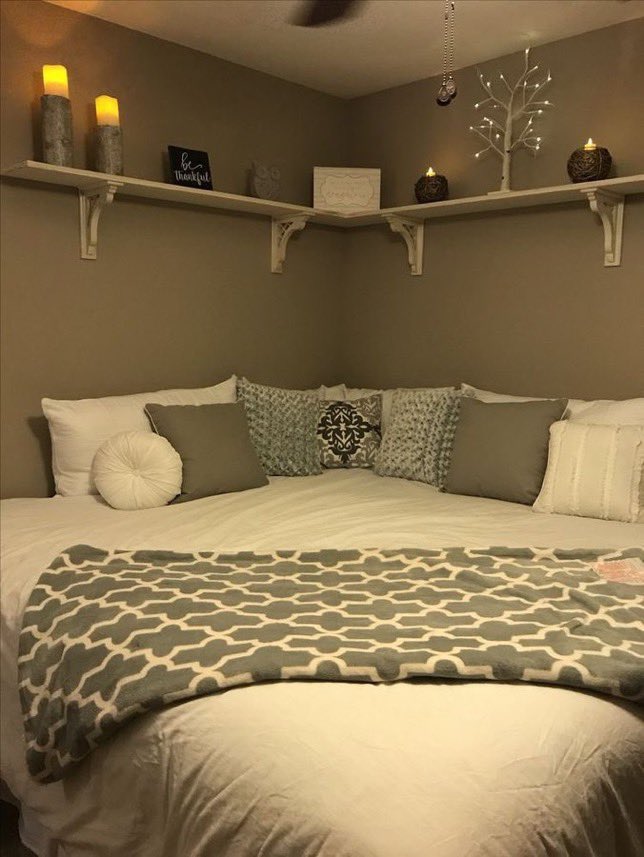 gabrrlgh's tweet photo. un día eres joven y al otro quieres tener una cama así en tu habitación https://t.co/uakLbq3PEw