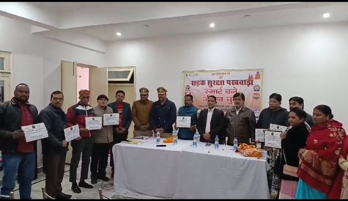 krishnaSharmaV3's tweet photo. #सड़क_सुरक्षा_पखवाड़े के अंतर्गत यातायात जागरूकता हेतु बैठक का आयोजन । टी आई मनोज कुमार श्रीवास्तव जी कानपुर दक्षिण द्वारा यातायात को सुगम बनाने हेतु जागरूक किया गया। #Vth1m @CMOfficeUP @helmet_man_ @kanpurtraffic @kanpurnagarpol https://t.co/9EF8KM5oJG
