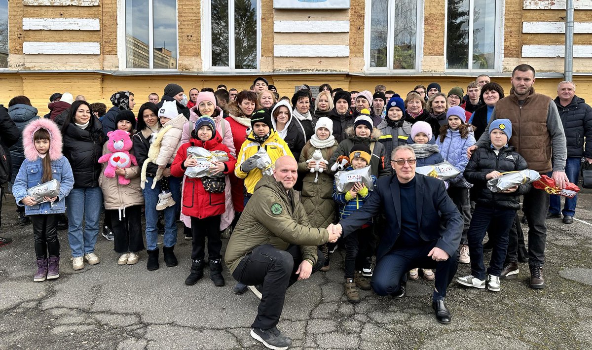 Veteransforukr1's tweet photo. In war it is the children of soldiers who have the hardest job.  they live in uncertainty while mum or dad fight on the front line.  Today we tried to make Christmas a little more fun for some of these children, with a clown show and gift distribution.

https://t.co/olui2tvJL1 https://t.co/dXIvhrXslW
