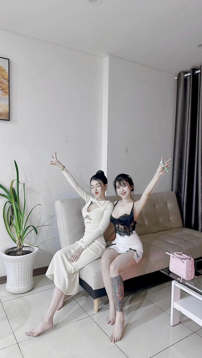 Xzukha's tweet photo. Nhà có 2 nàng tiên… Thuý Quỳnh là chị, em là Thuý Tiên 🥰🥰🥰🥰 https://t.co/ICcPTYkQKS
