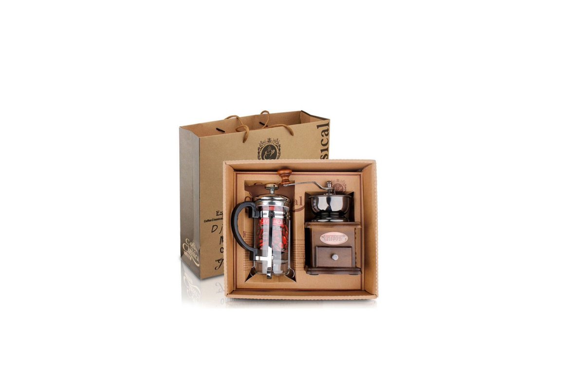 Peri rumah yang mengenakan topi khas natal menyerahkan bingkisan kepada @venrsi. 

"Selamat Hari Raya Natal, Kak! Semoga segala keinginan dapat segera tercapai!"