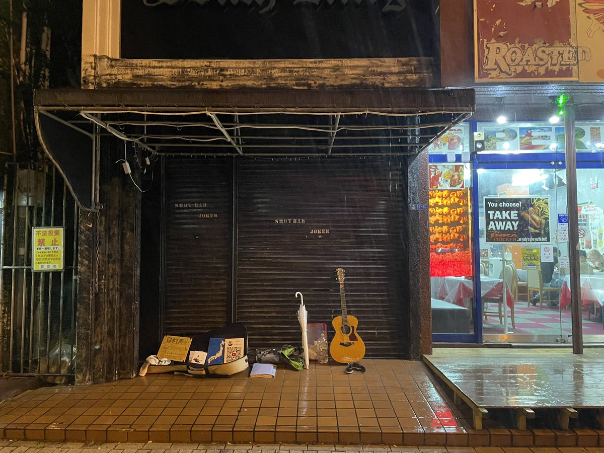 takase_hiro's tweet photo. ゲート通り到着！
ものすごい雨！それに外国の方ばかりで怖ええ！！！だけどやるしかない！
がんばりまーす！！ https://t.co/AkGmgx5kKj