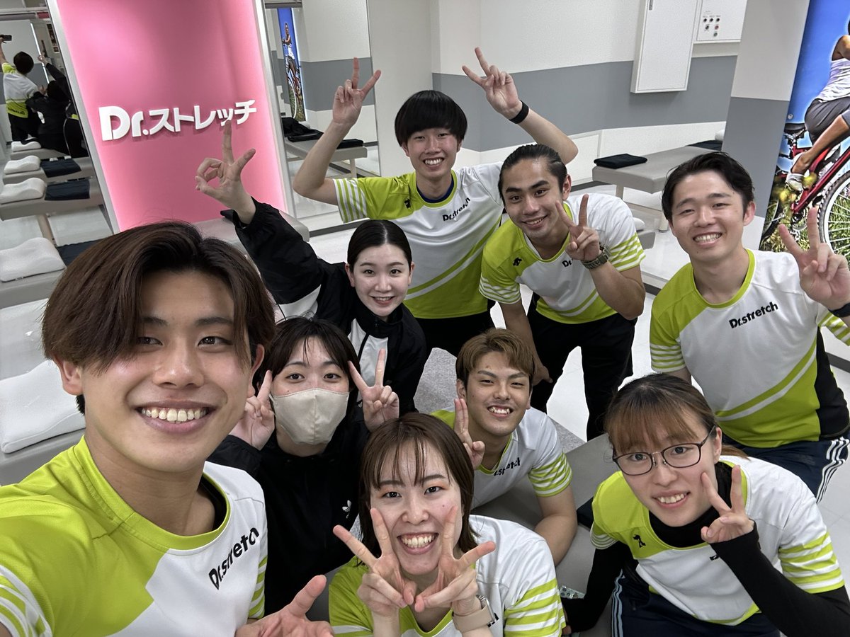 お疲れ様です🥦
今日で年内全員出勤終了しました✨✨
この1カ月間戸塚のピンチを救ってくれた
ヘルプの方々本当に助かりました🙇

ラスト1日男だけで頑張ろーーー！
#d1wgp3 
#ドクターストレッチ
#戸塚モディ
#やるばい戸塚
#やるばい家村
#小林エリア
<a href="/hino_desuu/">ひの</a> 
<a href="/sakiDisney2001/">みすみさき🐥</a> 
<a href="/mochinosuke_1/">もっちー</a>