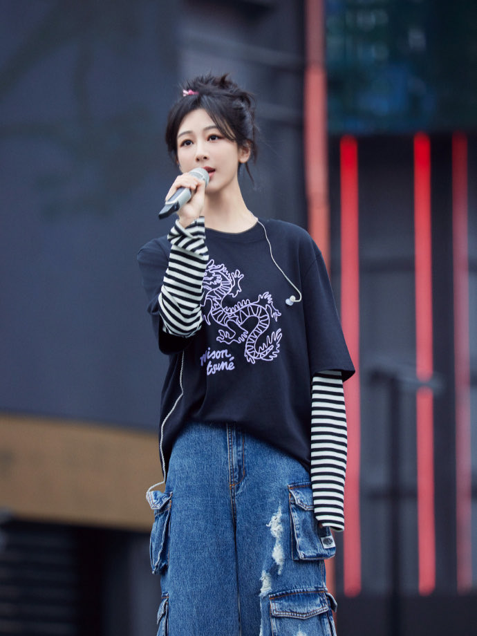 zimiyangzi's tweet photo. 📸 231230 #YangZi Studio releases photos of her rehearsing her #2024HunanTVNewYearsEveGala performance

“Giving a preview 🙋🏻‍♀️ Start the countdown 👀 @/Yang Zi, see you tomorrow 😎”

(1/2) https://t.co/StUSHh6km2