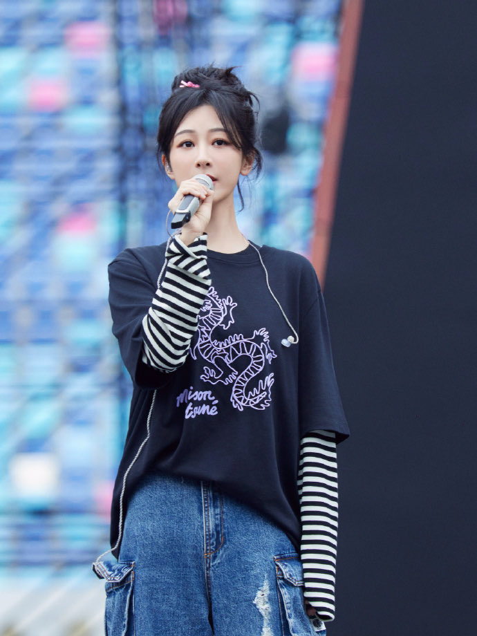 zimiyangzi's tweet photo. 📸 231230 #YangZi Studio releases photos of her rehearsing her #2024HunanTVNewYearsEveGala performance

“Giving a preview 🙋🏻‍♀️ Start the countdown 👀 @/Yang Zi, see you tomorrow 😎”

(1/2) https://t.co/StUSHh6km2