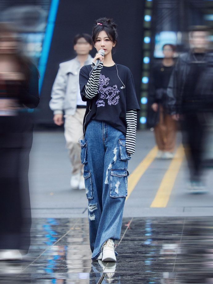 zimiyangzi's tweet photo. 📸 231230 #YangZi Studio releases photos of her rehearsing her #2024HunanTVNewYearsEveGala performance

“Giving a preview 🙋🏻‍♀️ Start the countdown 👀 @/Yang Zi, see you tomorrow 😎”

(1/2) https://t.co/StUSHh6km2