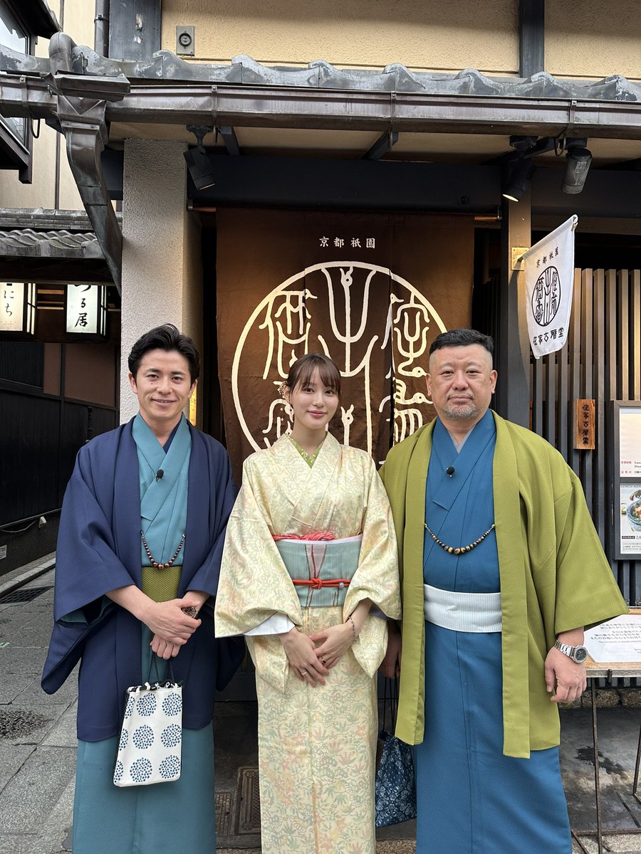 and_sauna's tweet photo. こんばんは🐻‍❄️

いよいよ明日31日(日)ひる12:00〜
&amp;sauma年末スペシャル放送ー！！

オリラジ藤森×ケンコバが京都でグルメに遊びにサウナに大満喫してきました🧖

2023年の最後は、見て"ととのう"1時間SP✨

大晦日のお昼はのんびりしながらUHBで🐝💨

サウナら〜♨️

#サウナ 
https://t.co/CyZNv06Q61 https://t.co/CVvaHKyFK6