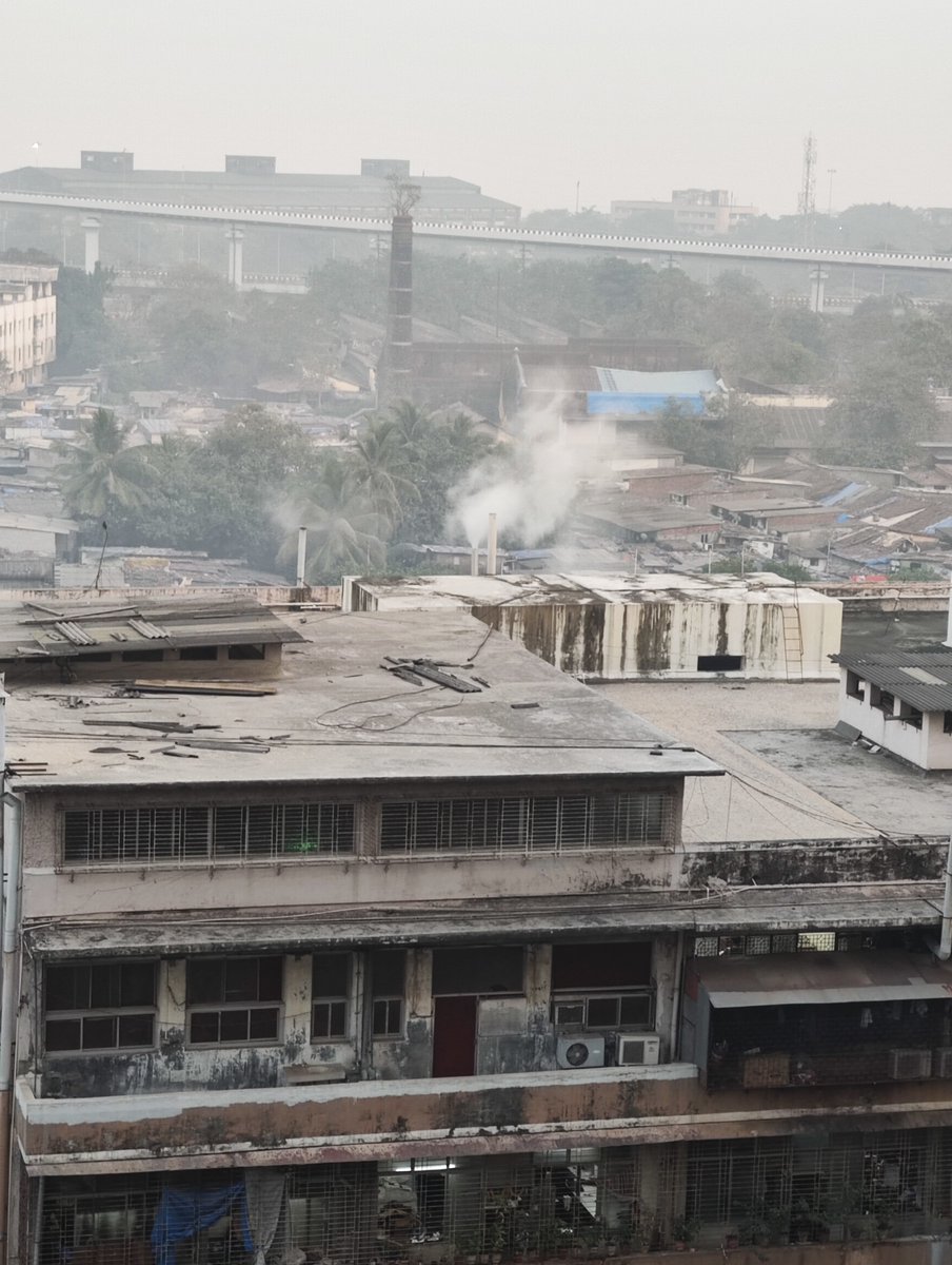 VDhasmana23's tweet photo. @mybmc @CMOMaharashtra @mpcb_official Lazy Saturday evening and we continue to see fantastic clouds of polluting smoke from Bharat Industrial Estate, TJ Road, Sewri @mybmc @CMOMaharashtra @mpcb_official #AirPollution #mumbai https://t.co/evZlxr9aTa