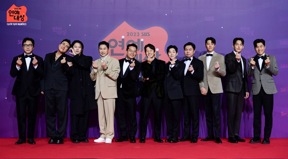 SBSNOW's tweet photo. <2023 SBS 연예대상> 포토월⭐
#미우새 #돌싱포맨
#신동엽 #탁재훈 #임원희 #이상민 
#김준호 #김종민 #딘딘 #허경환 
#김희철 #김건우 #이동건

#2023SBS연예대상 #SBS연예대상 
#SBS예능 #연예대상 #포토월 https://t.co/Jv1nmUZrdL