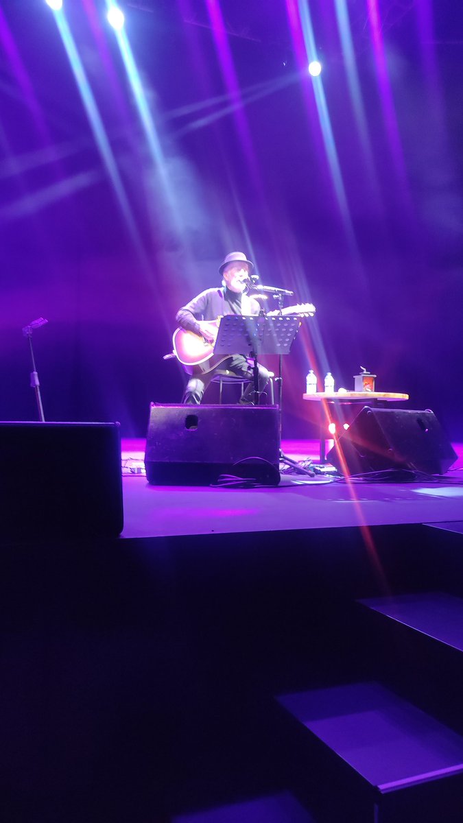 Comparteconarte's tweet photo. @Panchovarona Un lujo de concierto y en primera fila, nos faltó hotel dulce hotel 🎵y una púa... (3 puntos suspensivos, 3). Para la próxima 😉 https://t.co/kHCsqPArZl