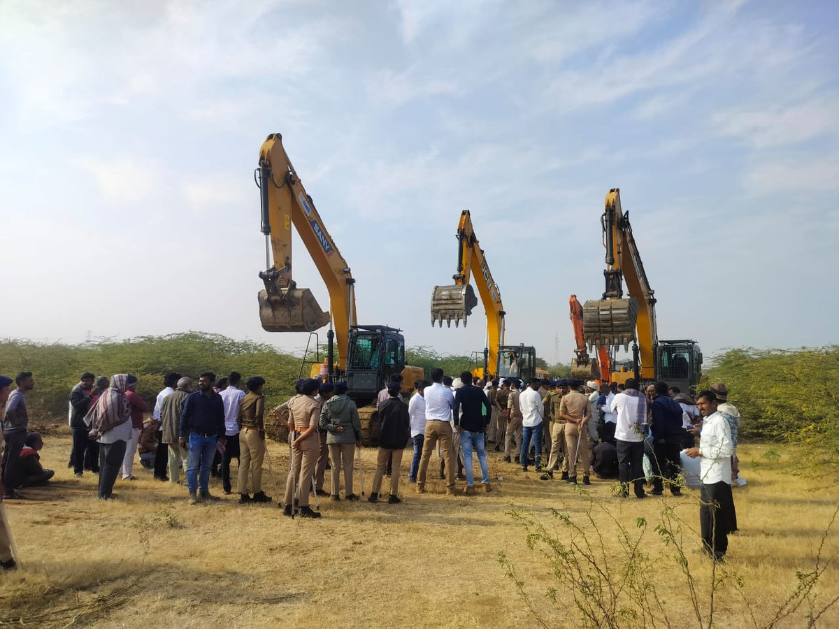 ShamjiDAhir's tweet photo. Extremely worst behaviour done by officials of @HPCL @chetan_ladia to #Kisan of Kutch by passing improper compensation to them. If same behavior of @HPCL continues, we will be forced to oppose with volume of #Kutchkisansangh. @PetroleumMin @PrantAnjar   @CMOGuj @SP_EastKutch https://t.co/KAtGSzZPse