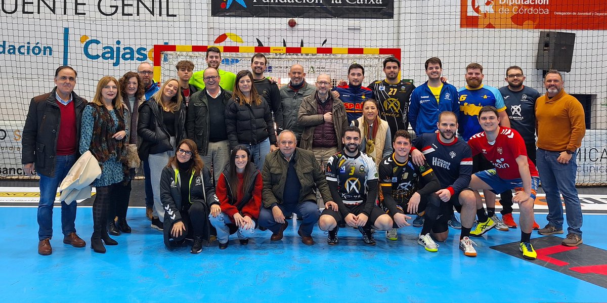 josemix1976's tweet photo. Inmejorable mañana de balonmano en el Pabellón Alcalde Miguel Salas de Puente Genil para acabar el 2023. Fenomenal compañía. Cracks. #Compadres #Fuelle https://t.co/orJIEO9PzD