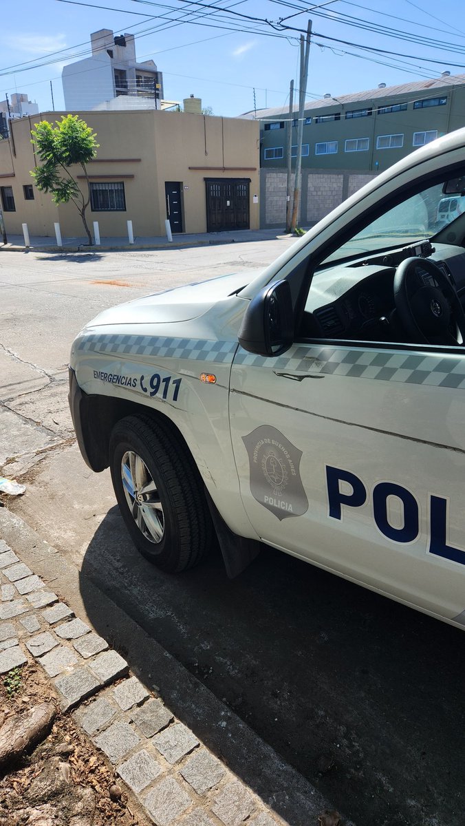Bauticoronado's tweet photo. Me chocó la policía en la puerta de mi casa y el auto de la policía no tiene papeles!! 🙃 https://t.co/NUwvfSQEoZ