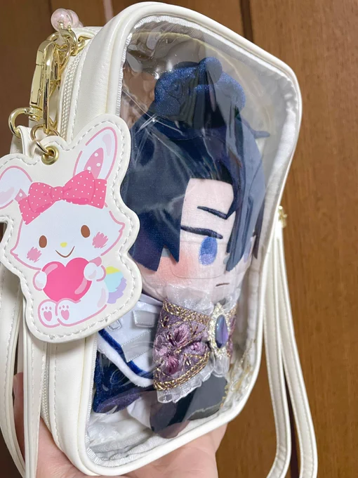 わんぱくぬいが入るサンリオのショルダーバッグ届いた うちのわんぱくにっこーくんはお洋服に羽が生えてて帽子かぶってるから、バッグの中の仕切りあると1枚目みたいにちょっと窮屈だけど抜くとちょうどいい感じ(2枚目) 仕切り抜くと奥行きできるからおもちも入るよ