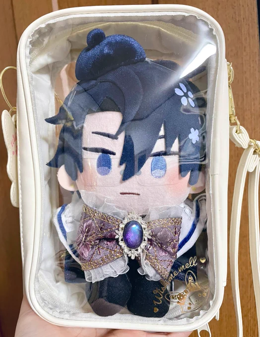 わんぱくぬいが入るサンリオのショルダーバッグ届いた うちのわんぱくにっこーくんはお洋服に羽が生えてて帽子かぶってるから、バッグの中の仕切りあると1枚目みたいにちょっと窮屈だけど抜くとちょうどいい感じ(2枚目) 仕切り抜くと奥行きできるからおもちも入るよ