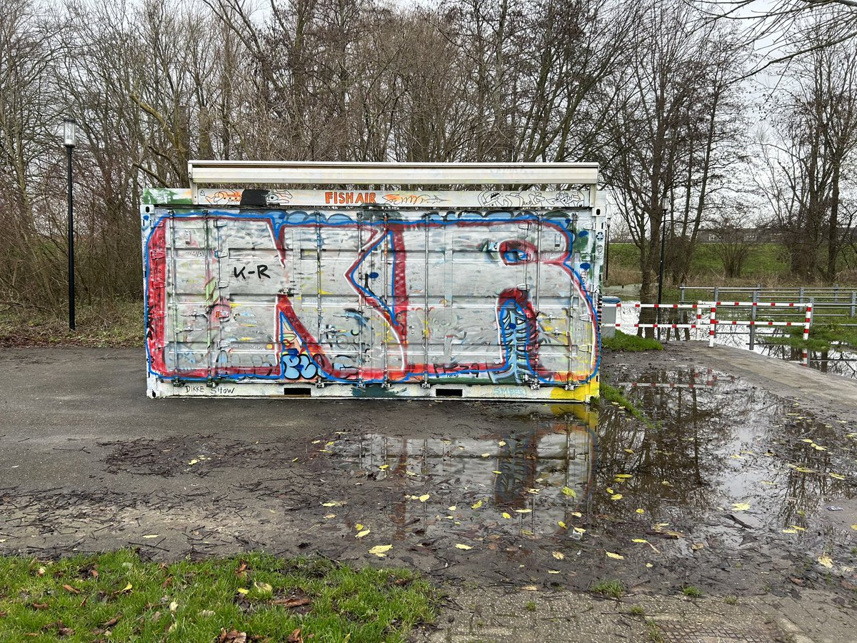 Respectloze zak stront verpest kunstwerk afl. 256
<a href="/Gemeente_Hoorn/">Gemeente Hoorn</a> kijkt u mee?
Ik begin er aan te denken om eigen richting te volgen wanneer ik hem betrap.
<a href="/Stiemer/">sieb stiemer</a> #Slijs #sthom #wallplug <a href="/boxieart/">boxie</a>