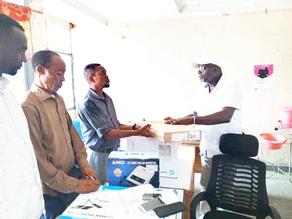 adeso_rdcongo's tweet photo. Dans le cadre du projet #PARC financé par @UEenRDC , @adeso_rdcongo a procédé ce Samedi 3️⃣0️⃣ Déc à la remise des matériels de bureau au #CCPSC de la commune de Kinshasa, ceci dans le but de les aider à bien mener leurs activités en vue du développement de leur municipalité. #FED https://t.co/NTIRL78ikA