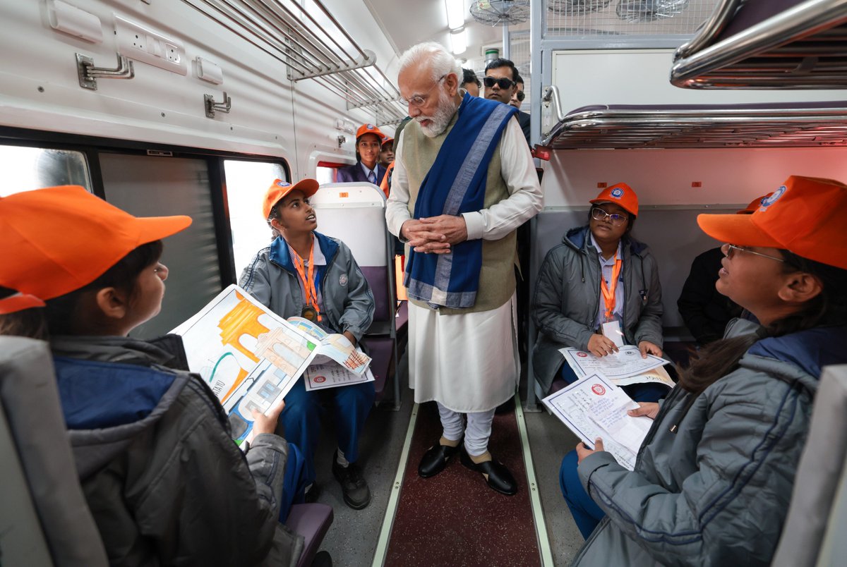 narendramodi's tweet photo. अत्याधुनिक सुविधाओं से सुसज्जित पुनर्विकसित अयोध्या धाम जंक्शन का लोकार्पण गर्व से भर देने वाला है। आज जिन नई अमृत भारत और वंदे भारत ट्रेनों की शुरुआत हुई है, उनसे बड़ी संख्या में मेरे परिवारजनों की यात्रा ज्यादा सुगम और सुरक्षित होगी। अमृत भारत ट्रेन में युवाओं के साथ बातचीत ने भी उत्साह से भर दिया।