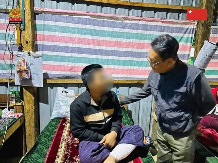 OoKoLinn3's tweet photo. တိုက်ပွဲအတွင်း ဒဏ်ရာရခဲ့ပြီး ဆေးဝါးကုသမှုခံယူနေရသော တော်လှန်ရေးတပ်ဖွဲ့ဝင်များကို NUG ၊ ကာကွယ်ရေးဝန်ကြီး ဌာန ပြည်ထောင်စုဝန်ကြီး #ဦးရည်မွန်က သွားရောက်တွေ့ဆုံပြီး အားပေး စကားပြောကြား https://t.co/UElZBc0fCE