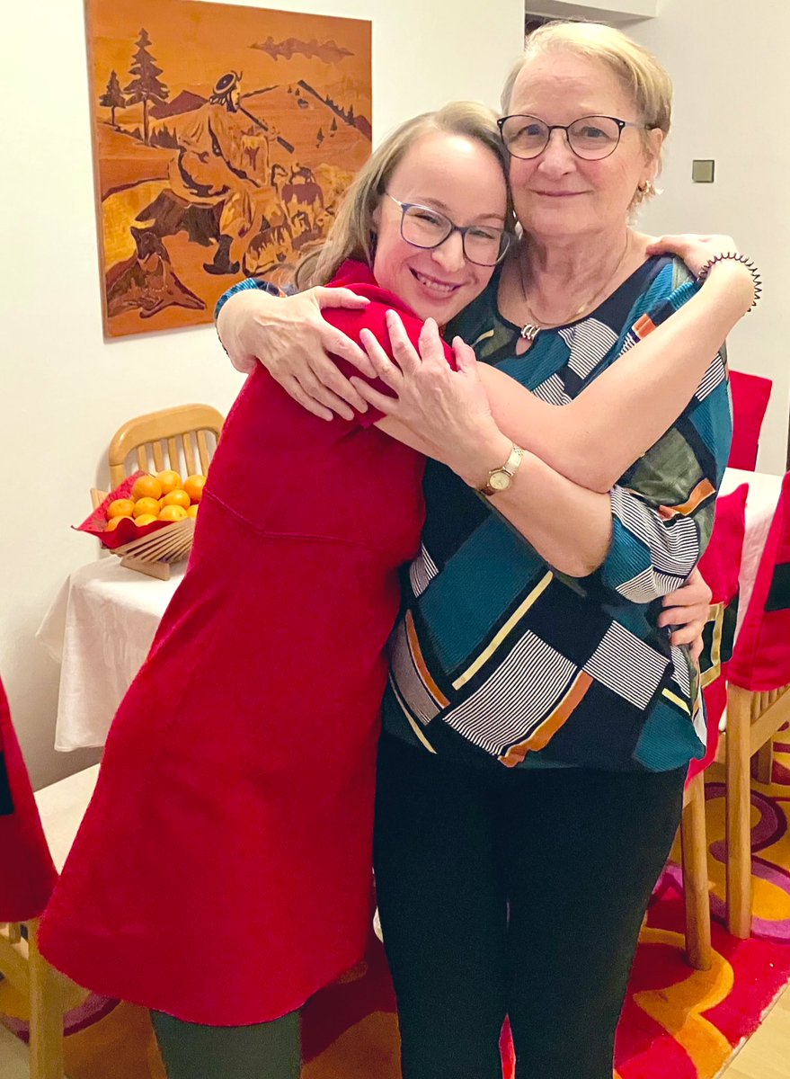 This Christmas, I watched Mum holding my thesis, discovering anew every two minutes that “I really am a doctor now.” The strange, suffocating mix of joy and sorrow is hard to process (a thread)…
#ENDALZ #ForaCure #dementia #postdoclife