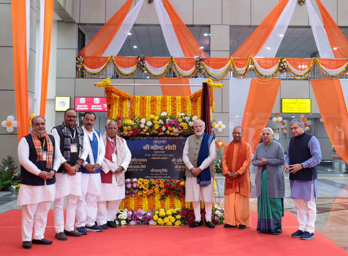 narendramodi's tweet photo. अत्याधुनिक सुविधाओं से सुसज्जित पुनर्विकसित अयोध्या धाम जंक्शन का लोकार्पण गर्व से भर देने वाला है। आज जिन नई अमृत भारत और वंदे भारत ट्रेनों की शुरुआत हुई है, उनसे बड़ी संख्या में मेरे परिवारजनों की यात्रा ज्यादा सुगम और सुरक्षित होगी। अमृत भारत ट्रेन में युवाओं के साथ बातचीत ने भी उत्साह से भर दिया।