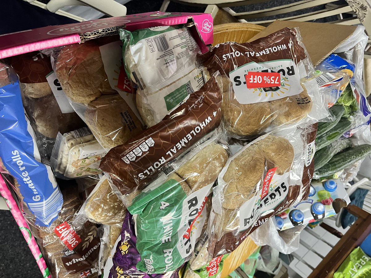 infinityinitia1's tweet photo. Nice and full (&amp; still more to add) 

FREE food to take away … help save this food from landfill. Please bring a bag and take what you need. 

#EndFoodPoverty #EndFoodWaste

Huge thanks to WSO, Target Cafe and 0161 Community for the amazing donations. 

🍎 ❤️ 

Please share 🙏 https://t.co/aEzyeIu3mL