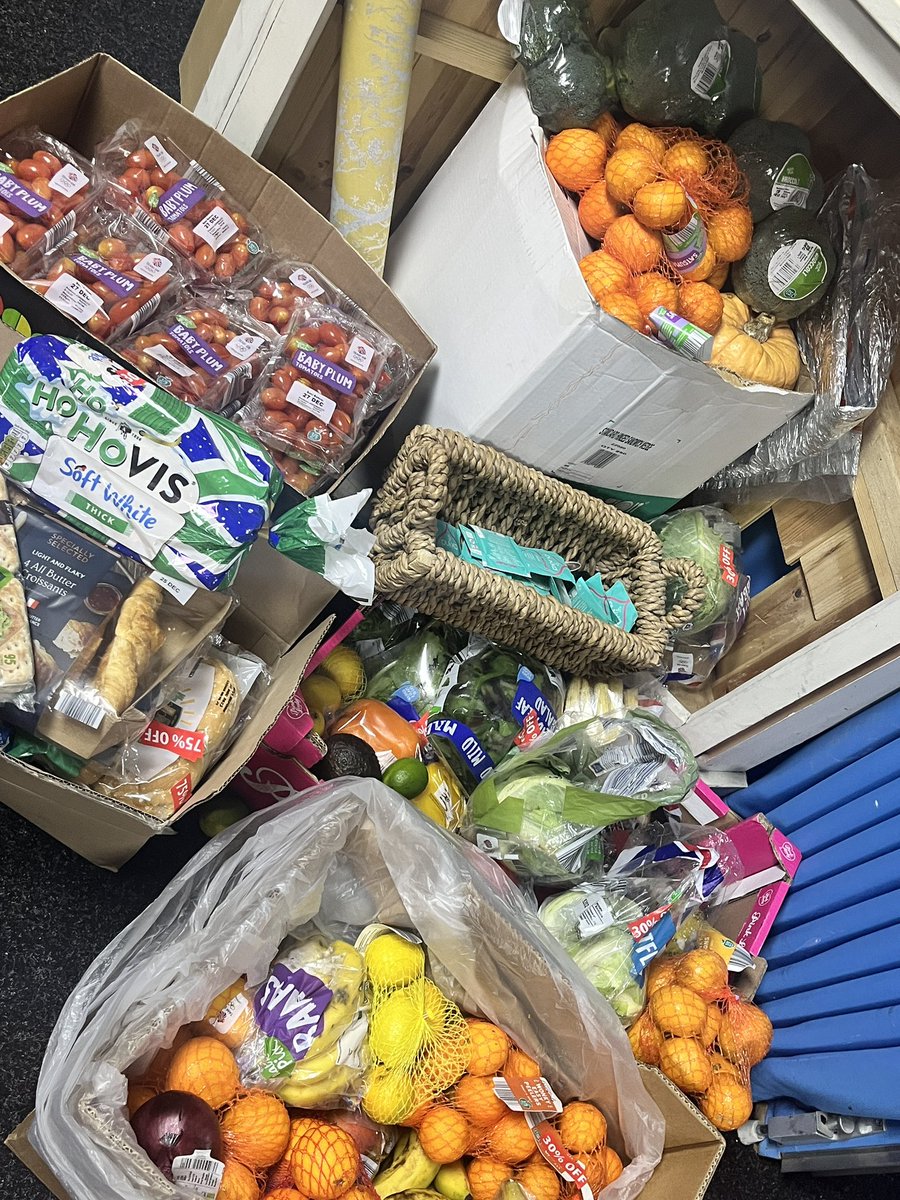 infinityinitia1's tweet photo. Nice and full (&amp; still more to add) 

FREE food to take away … help save this food from landfill. Please bring a bag and take what you need. 

#EndFoodPoverty #EndFoodWaste

Huge thanks to WSO, Target Cafe and 0161 Community for the amazing donations. 

🍎 ❤️ 

Please share 🙏 https://t.co/aEzyeIu3mL
