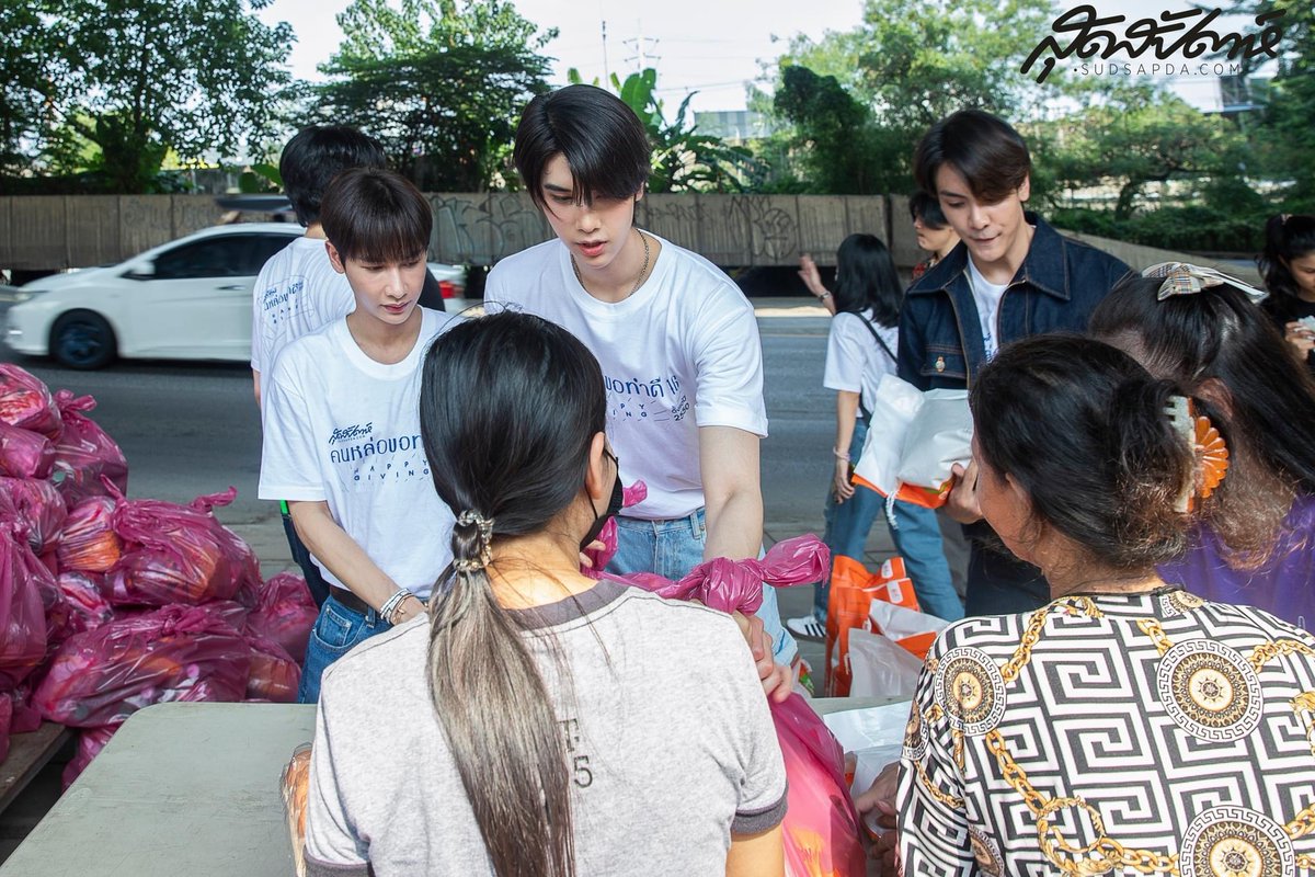 sudsapda's tweet photo. ประมวลภาพภารกิจ #คนหล่อขอทำดีปี16 #HappyGiving กับ #ออฟกัน #จุงดัง แท็กทีมมอบของใช้จำเป็นที่ชุมชนคนไร้เสียง ข้าวกล่องแสนอร่อย พร้อมปรุงก๋วยเตี๋ยวมื้อพิเศษ ติดตั้งเครื่องกรองน้ำ
📍ชมภาพภารกิจเต็มที่ https://t.co/sUeNN1kKCK
#tumcial #gun_atthaphan #chen_rcj #dunknatachai https://t.co/HjXc3wJUGz