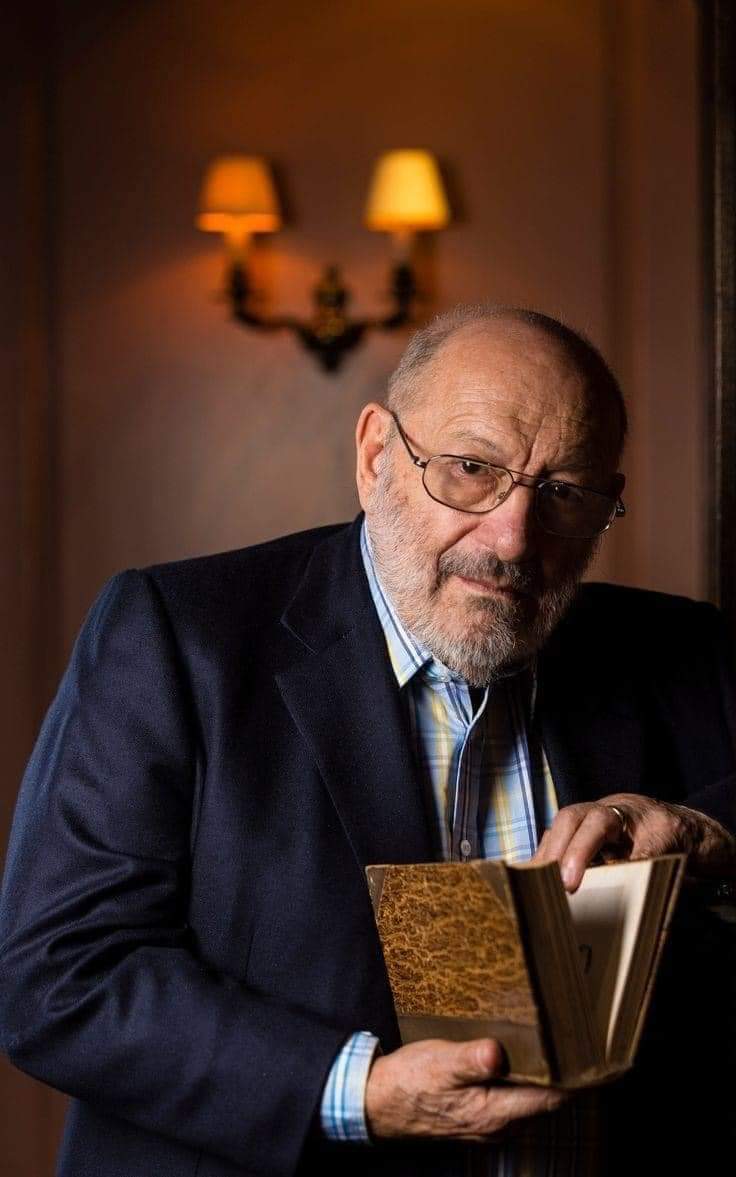 🧵
"Es una tontería pensar que tienes que leer todos los libros que compras, ya que es una tontería criticar a aquellos que compran más libros de lo que nunca podrán leer. Sería como decir que hay que usar todos los cubiertos o gafas o destornilladores o puntas de taladro que...