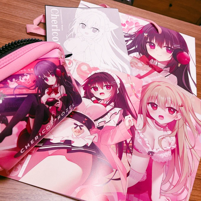 グッズセットはこんなかんじです!ポーチすごい良い素材で嬉しい…!長く使ってもらえそうな感じです!