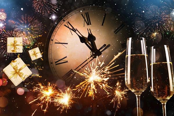 2023 loopt ten einde met de feestdagen in zicht. Het nieuwe jaar zit er aan te komen, wat wij graag met u allen feestelijk willen inluiden.
Daarom nodigen wij u graag uit voor een nieuwjaarsborrel. U bent van harte welkom vanaf 19:00 op 12 januari in Hotel Central.