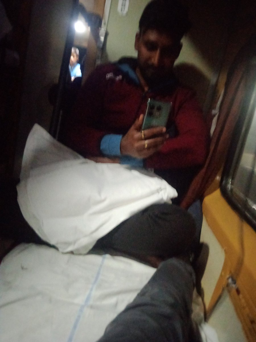shubham_bpsc's tweet photo. @RailMadad @RailwaySeva @RailMinIndia एक आदमी मेरे सीट पे कब से बैठा है हट नही रहा है प्लीज मदद करे पीएनआर https://t.co/xnMHIw6kXT
