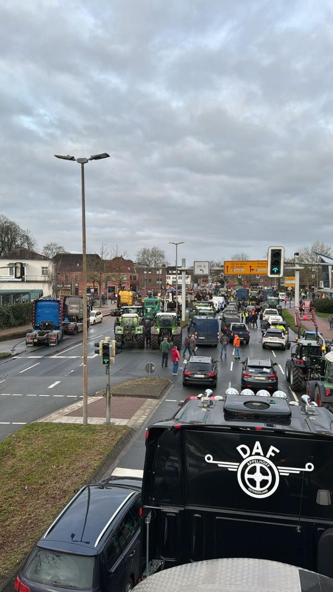 dessere88fenice's tweet image. Buon pomeriggio dalla Germania 🇩🇪 

Dunque ci sono già le prime formazioni.

Non solo trattori ma ogni mezzo a ruote.

Si traduce POPOLO

Bentornato 1989 

Il loro messaggio 💬 

“30/12/23 – Corrente Aurich
Andiamo forte fratello.”

Lunga vita alla libertà!