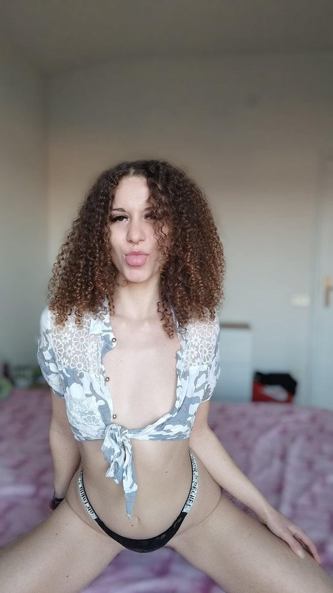 QueenSimba97's tweet photo. Buongiorno #findom 
Domani è l'ultimo dell'anno. 
Fatevi fottere e mungere per bene 🫰🏻👆🏻🐮
#mistress #paypig #humanatm https://t.co/qvIZ48h7u0