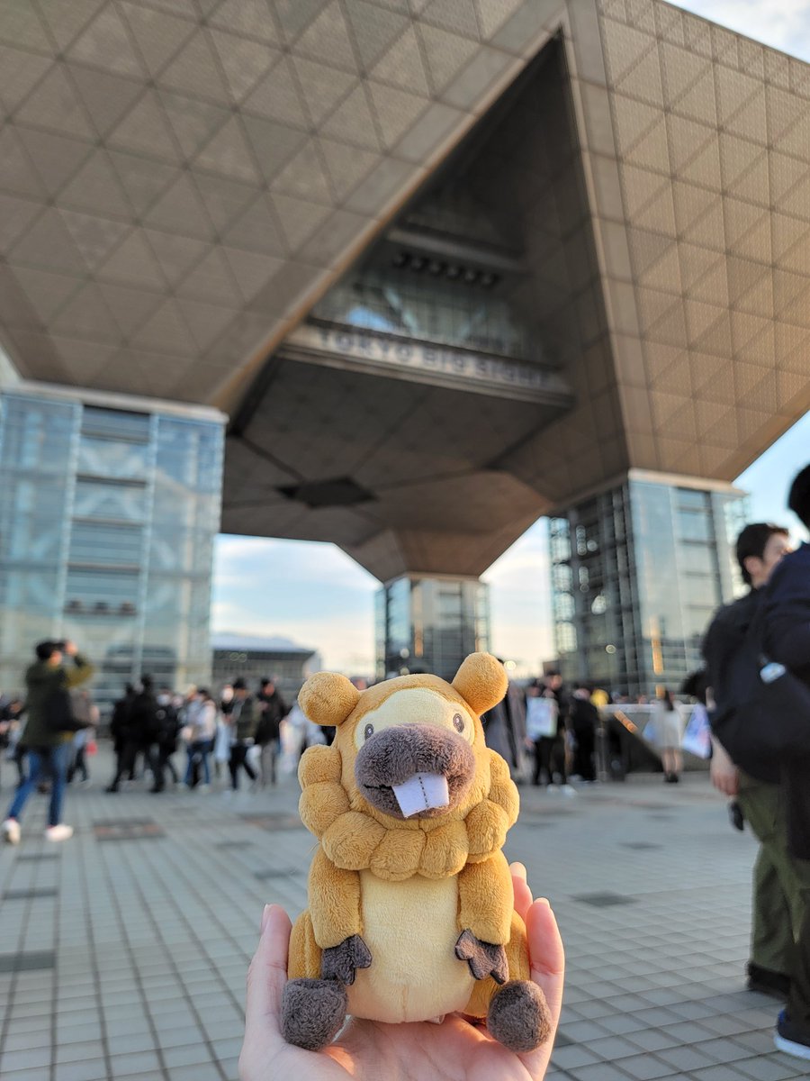 Spufflez's tweet photo. Day 1 of Comiket is now COMPLETE!! 🫶✨️
I had the absolute best time bringing Bidoof along with me to our first ever Japanese convention. I can't wait for another day of searching for the perfect (smutty) doujins! 🔥 #Maxdventures #Comiket2023 https://t.co/VEzJExzsP9
