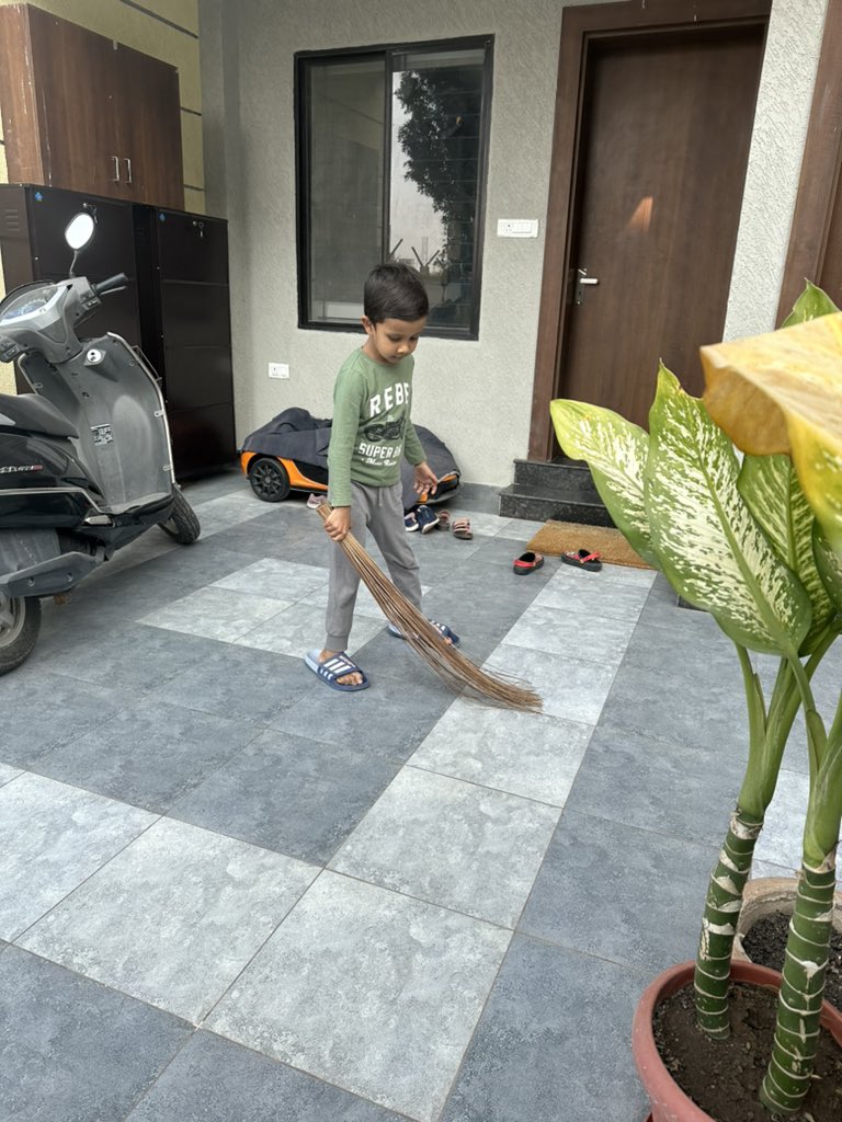 upmita's tweet photo. जब बाप को ocd हो… तो बेटा
#Adivan https://t.co/HLkZp963jI