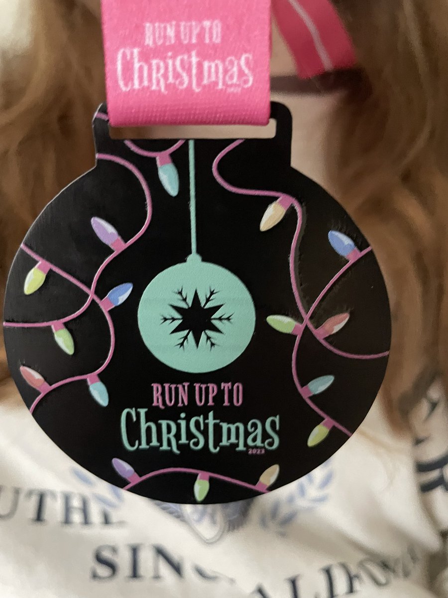 Norgeous's tweet image. 10 utterly delighted with her post from @runup2christmas today. 
Rumour has it that she might have   (has) been walking round the house wearing her medal 🥰🏃🏼‍♀️🎅🏻🎄#RU2C